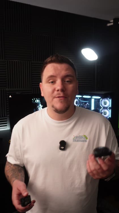 Vorschaubild: Dado mit Gaming-Maus und Wechselakku in der Hand